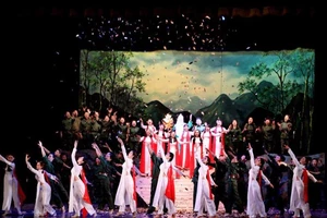 Lấy vở opera Lá đỏ đọ với Lạc trôi Sơn Tùng