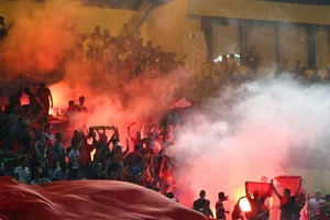 VFF bị phạt 15.000 USD vì để CĐV đốt pháo