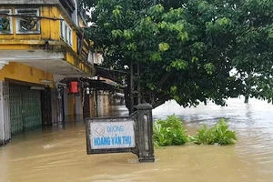 Lũ cao gần bằng năm 1999, Hội An chìm trong biển nước