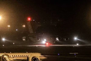 Máy bay C17 của Mỹ đáp xuống sân bay Đà Nẵng