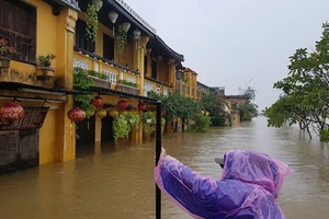 Miền Trung vẫn chìm sâu trong nước lũ