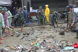Hàng trăm người dọn vệ sinh sau lũ ở Hội An