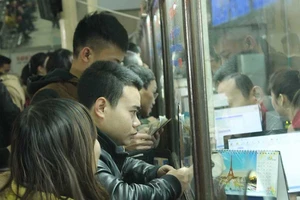 Mua vé tàu trực tuyến: Đẩy phiền cho dân