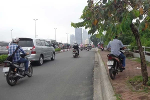 Không kẹt xe cũng thích leo lề