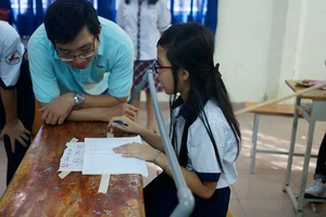 ‘Đèn đỏ, bỏ sách’ phòng tránh cận thị