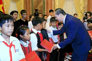 Chủ tịch nước gặp đại biểu chương trình ‘Chia sẻ cùng thầy cô'