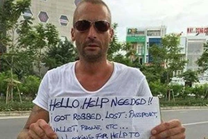 Ông Tây hay đứng xin tiền khu vực Hội trường Thống Nhất