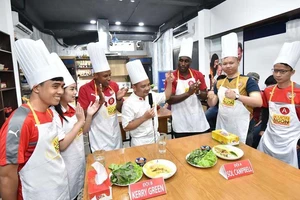 Sol Campbell ‘ghi bàn’ sau 20 phút làm… bánh xèo