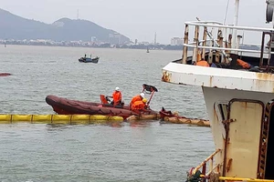 Hút dầu để trục vớt tàu chìm ở Quy Nhơn