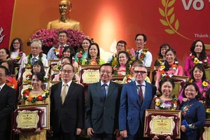 Phó Thủ tướng Vũ Đức Đam chúc mừng giáo viên cả nước