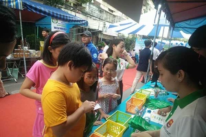 Mang rác tới, rinh quà về