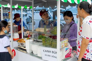 Chủ tịch quận 1 nói về phố hàng rong