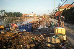 Nhà dân dầm mình trong nước bẩn, bùn non