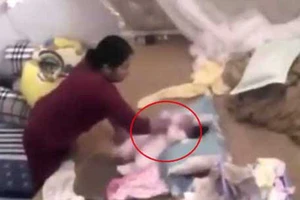 Bé gái hơn 1 tháng tuổi bị hành hạ dã man