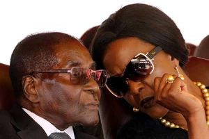 ‘Bóng hồng’ khiến Tổng thống Zimbabwe mất cơ đồ