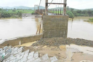 Mố cầu sập, 1.200 hộ dân bị cô lập hoàn toàn
