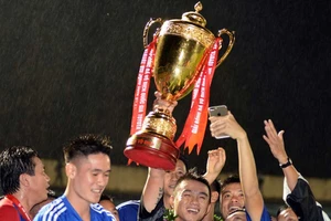 V-League 2017 khóa sổ với “dấu ấn” bầu Hiển!