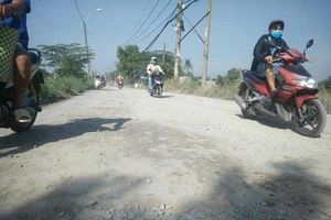 Nguy hiểm đường sửa xong vẫn lởm chởm