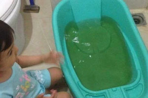 Nước chung cư liên tục chuyển vàng