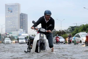 Vì sao chưa sửa được đường Nguyễn Hữu Cảnh?