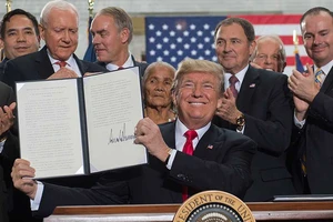 Ông Trump liên tiếp ‘ghi điểm’ cuối năm