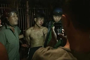 Khởi tố kẻ cướp xe cảnh sát, khống chế bà bầu