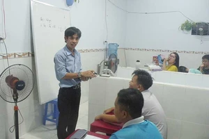 Anh công nhân dạy kèm miễn phí cho trẻ nghèo