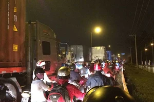 Kẹt xe, hàng trăm phương tiện chôn chân tại cầu Phú Mỹ