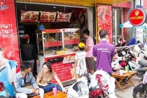 Đại gia ngoại tấn công món ăn đường phố Việt