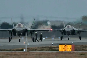 Nhật Bản ráo riết mua thêm tên lửa tầm xa