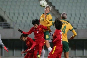 Bóng đá nữ Việt Nam quẫy cựa trong bảng quá nặng