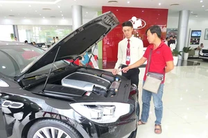 Tắc đường về, ô tô nhập khẩu tăng cả trăm triệu