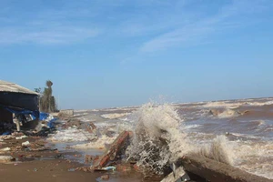 ‘Sóng biển đánh sát nách nhà tôi rồi!’