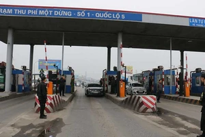 Tài xế lại trả tiền lẻ qua trạm BOT quốc lộ 5