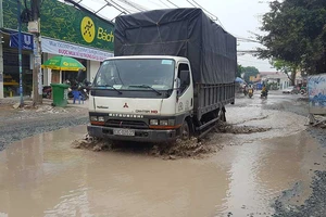 Đường Nữ Dân Công bỗng hóa thành ao