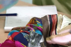 Khăn Khaisilk có mẫu không có thành phần lụa