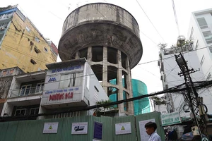 Dỡ bỏ 7 thủy đài khổng lồ ở Sài Gòn