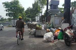 Bãi rác tung hoành trên đường Hoàng Sa