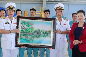 Chủ tịch QH Nguyễn Thị Kim Ngân thăm các đơnvị hải quân