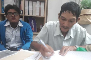 Mẹ mất, cha gặp khó khi chuyển hộ khẩu cho con