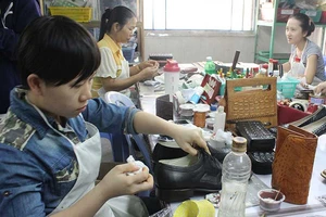 Người lao động trông ngóng thưởng Tết