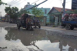 Ao lớn giữa đường