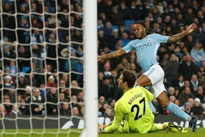 ‘Man xanh’ đội mũ đỏ lãnh quà Noel