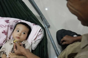 Bé Ngọc Long vượt qua cửa tử, về nước