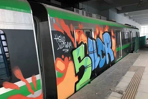 Toa tàu Cát Linh bị vẽ những hình ảnh nguệch ngoạc