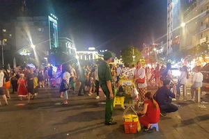 Rác, hàng rong làm xấu phố đi bộ Nguyễn Huệ