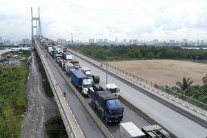 Vì sao cầu Phú Mỹ, cảng Cát Lái liên tục kẹt cứng?