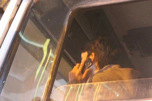 Bị CSGT phạt, tài xế cuống cuồng gọi điện thoại cầu cứu