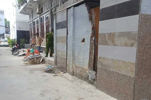 Bức xúc vì hàng xóm trổ nhiều cửa