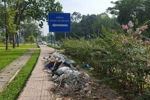 Rác ven Công viên Gia Định: Nhiều năm vẫn thế